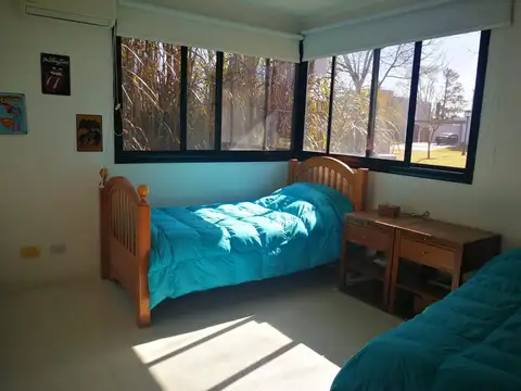 Casa con diseño unico! A la laguna chica. Son 272 m2 cubiertos y 68 m2 de galería.