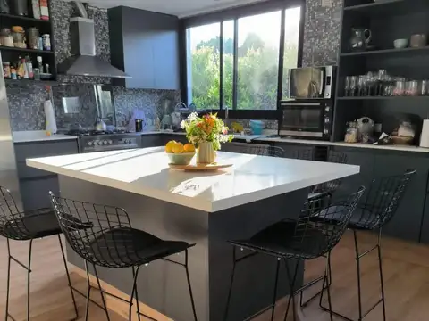 Casa 5 ambientes con 3 baños