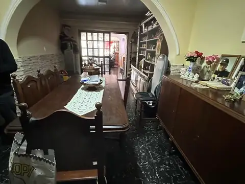 Casa 8 ambientes con 3 baños