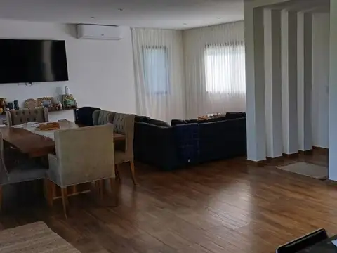 Casa en Venta con 4 cocheras