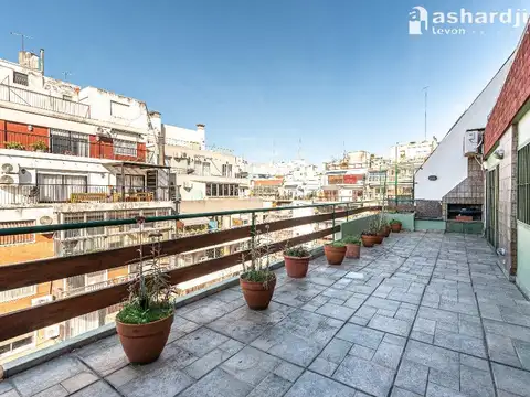 EXCELENTE TRES AMBIENTES Y ESCRITORIO CON BALCÓN TERRAZA CON PARRILLA Y ESPACIO GUARDA COCHE.