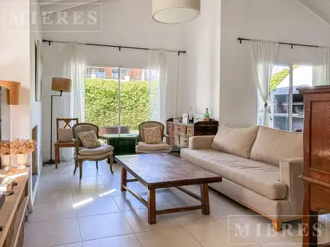 Casa 4 ambientes con 2 baños