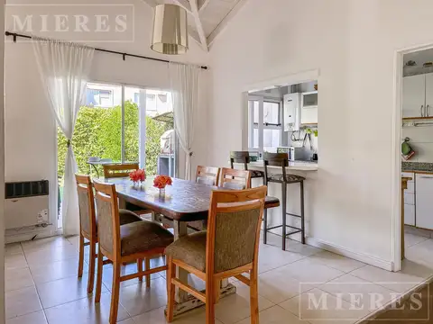 Casa en venta en barrio Los Álamos, con jardín y pileta
