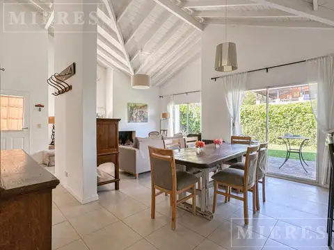 Casa en venta en barrio Los Álamos, con jardín y pileta
