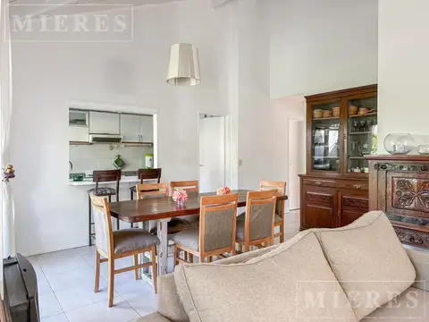 Casa en venta en barrio Los Álamos, con jardín y pileta