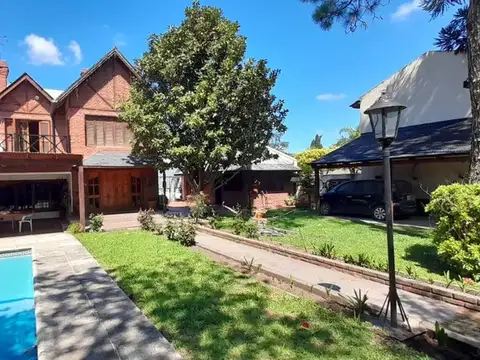 VENTA CASA FISHERTON AMPLIO JARDIN, PILETA QUINCHO