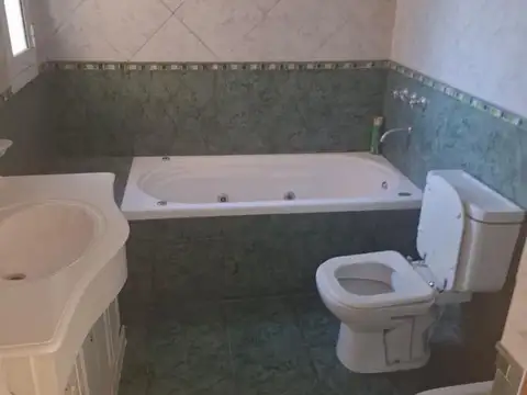 Depto Tipo Casa en Alquiler con 1 cocheras
