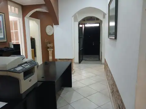 Oficina 10 ambientes con 2 baños