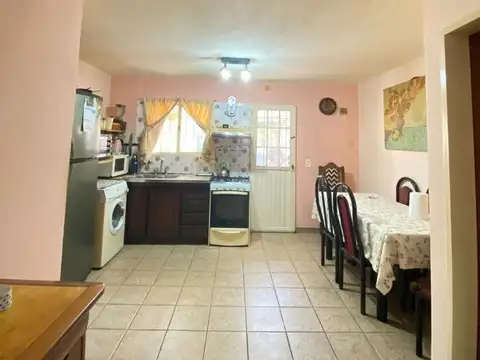 Casa 4 ambientes con 2 baños