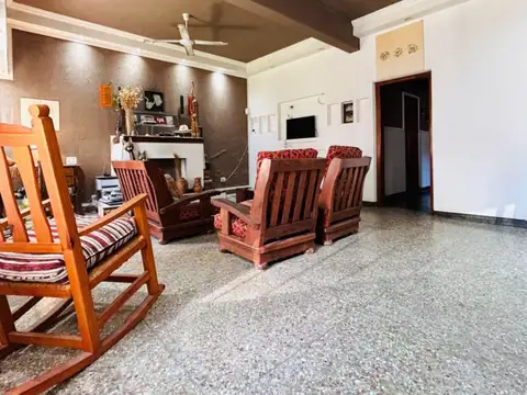 Casa con 3 habitaciones, jardín y garage