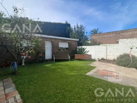 Venta Casa frente la florida 2 dormitorios cochera patio verde cocina independizada