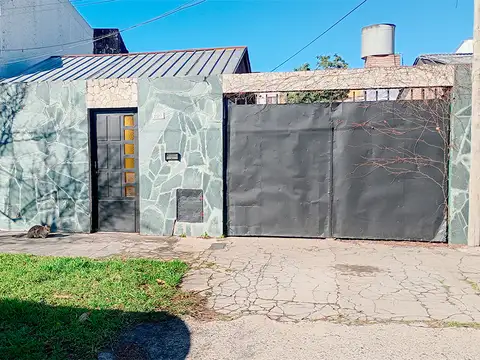 VENTA CASA 1 DORMITORIO + COMODIN CON AMPLIO PATIO E. DE ISRAEL 2377