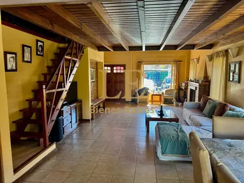 Casa 4 ambientes con 2 baños