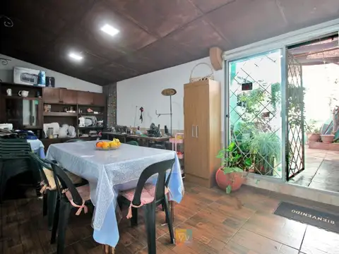 Casa 6 ambientes con 2 baños