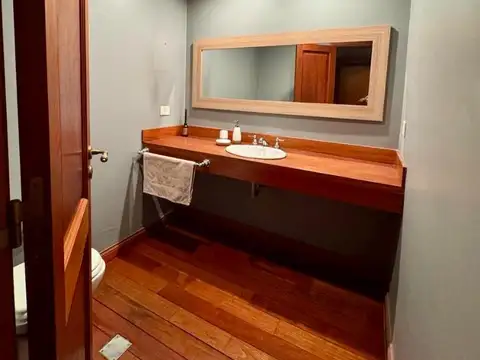 Casa en Alquiler con 4 cocheras
