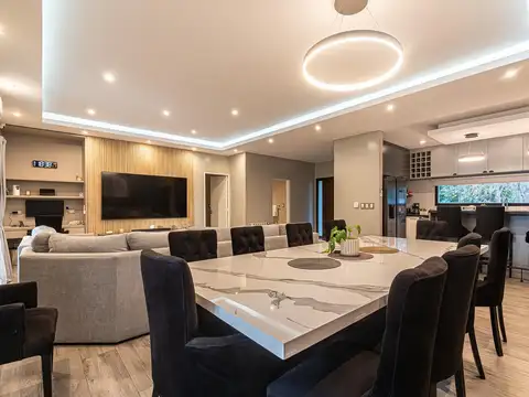 Casa en Venta con 4 cocheras