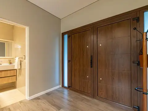 Casa 4 ambientes con 2 baños