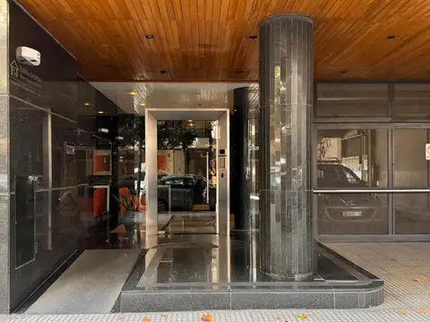 Excelente departamento de 3 ambientes con balcón corrido y cochera.