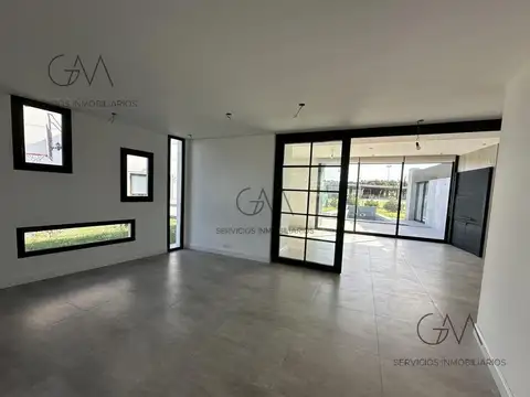 Casa en Alquiler con 2 cocheras