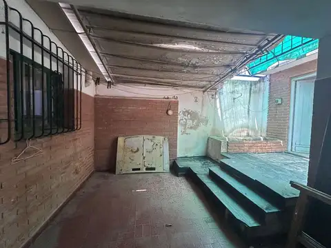 Casa 8 ambientes con 2 baños