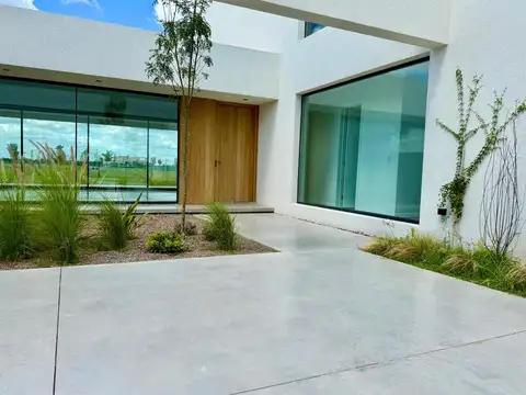 Casa 6 ambientes con 2 baños