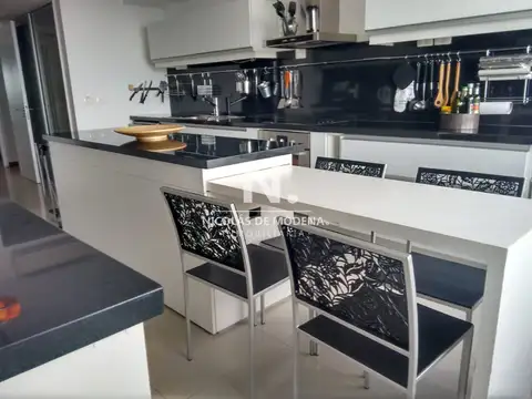 En venta Apartamento en Brava de 3 dormitorios, mas dependencia de servicio.