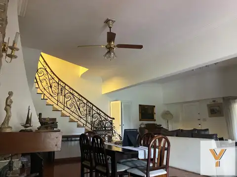 Casa 7 ambientes con 5 baños