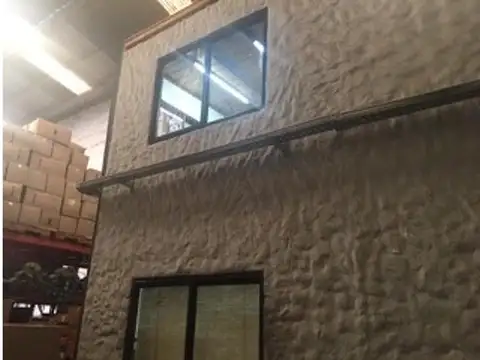 GALPON c/techo parabólico con cochera descubierta.