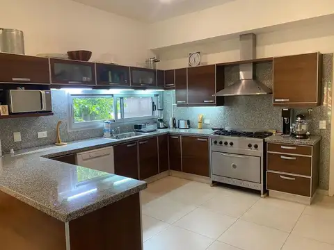Casa en Alquiler Temporal con 2 cocheras