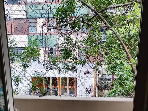 Departamento en venta en San Cristóbal 1er piso por escalera al frente con balcón y terraza de uso exclusivo. APTO CRÉDITO