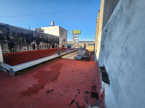 GRAN VIVIENDA CON DEPOSITO. OPORTUNIDAD