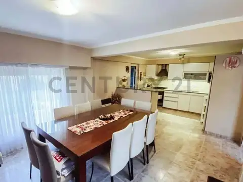 Casa 4 ambientes con 2 baños