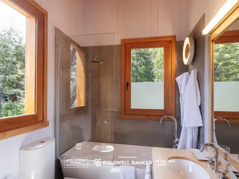 Residencia de autor equipada de 240 m² con acceso directo al lago Nahuel Huapi · Villa La Angostura