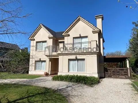 Chalet de 5 ambientes con entrada para 4 autos cubiertos, 4 dormitorios, fondo libre y piscina.