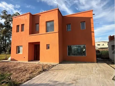 Casa en Alquiler con 2 cocheras
