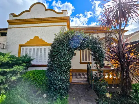 Casa estilo neocolonial en Venta en Villa Sarmiento