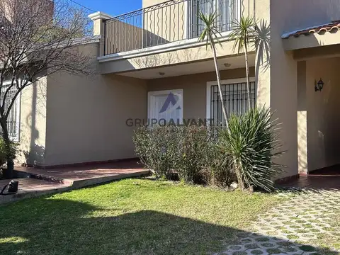 Casa 9 ambientes con 3 baños