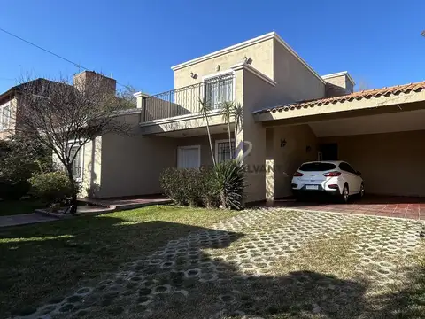 VENTA Casa 3 dormitorios con patio y pileta en Av. Puesta del Sol