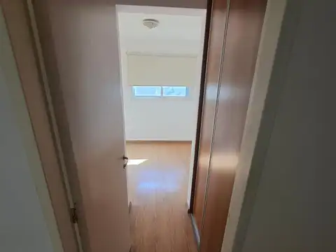 1 dormitorio con balcón