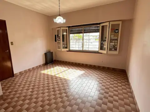 Casa chalet 4 ambientes con garaje y patio en Venta Morón