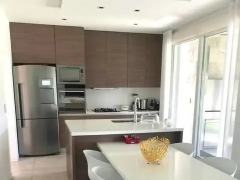 Casa en Alquiler Temporal con 3 cocheras