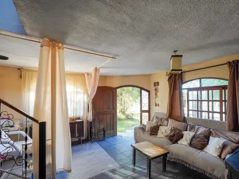 Casa 6 ambientes con 2 baños