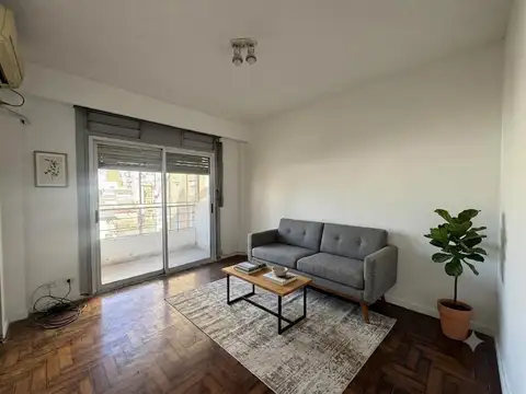 Departamento de 2 ambientes con balcón en venta en Balvanera!