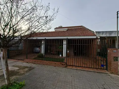 VENTA CASA 3 DORMITORIOS MAS DEPTO B POETA LUGONES