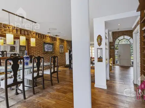 Casa en Venta de 4 dormitorios, parque y pileta, en Manuel B. Gonnet