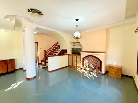 Casa 8 ambientes con 2 baños