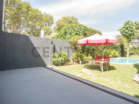 Venta Casa sólida  con lote de 395 m², gran jardín y piscina a pasos de Libertador