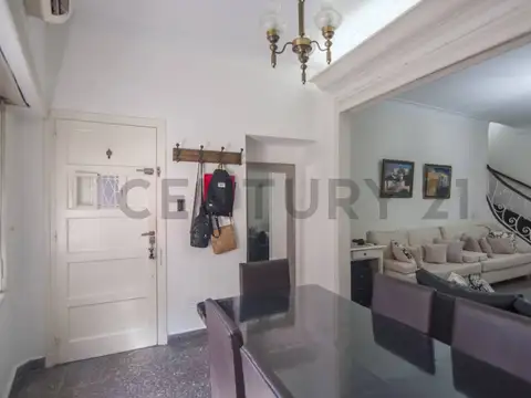 Venta Casa sólida  con lote de 395 m², gran jardín y piscina a pasos de Libertador