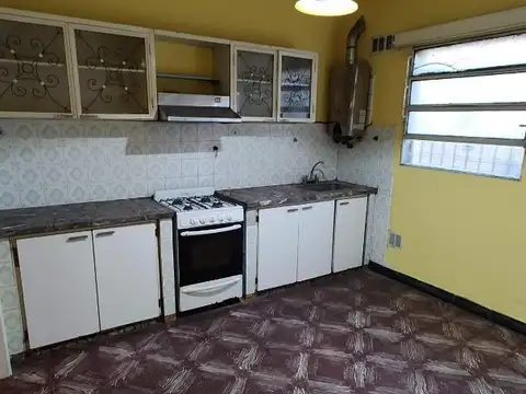 VENTA - CASA 3 AMB C/GALPON S/LOTE 8,66 X 50 M. TEMPERLEY