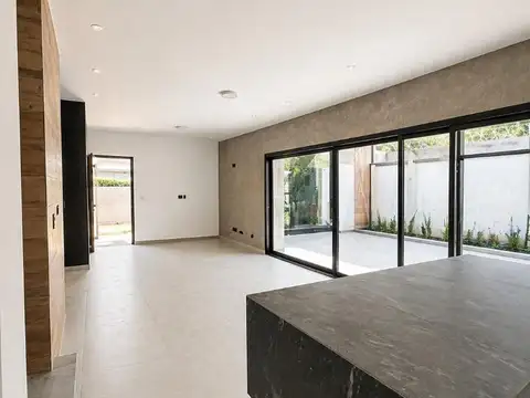 Casa en Venta con 4 cocheras
